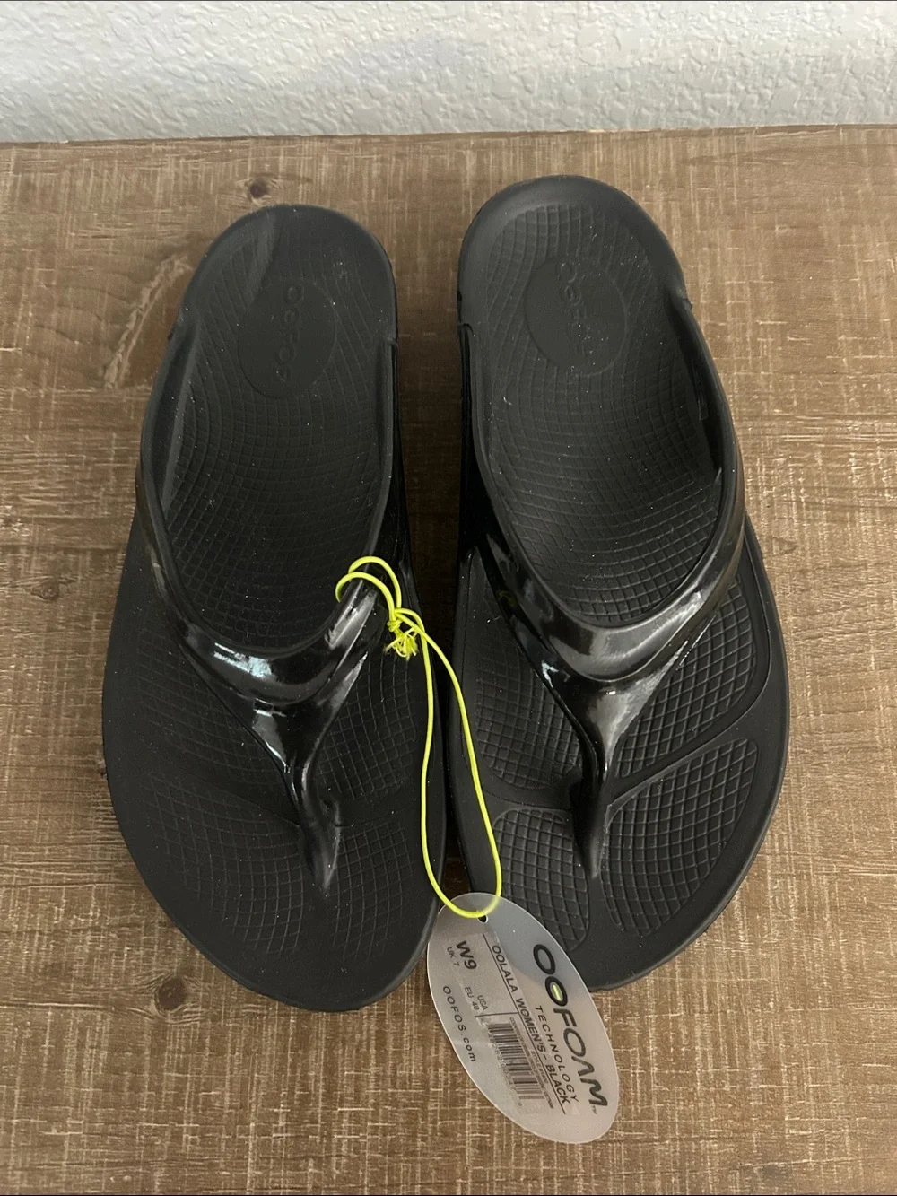 NEW OOFOS Black Slip-On Flip Flop Sandals - Picture 2 of 3